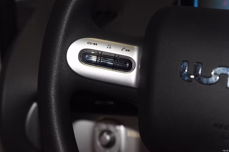 Khi mua mẫu xe này, khách hàng Trung Quốc có thể chọn 1 trong 7 màu sơn ngoại thất, bao gồm trắng, xanh dương nhạt, xanh dương đậm, xám, vàng, xanh bạc hà và hồng. 