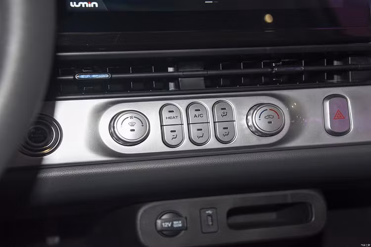 Là mẫu ôtô điện bán chạy nhất Trung Quốc hiện nay, Wuling Hongguang Mini EV có giá dao động từ 32.800 - 69.800 Nhân dân tệ (khoảng 115 - 244 triệu đồng), tùy phiên bản.