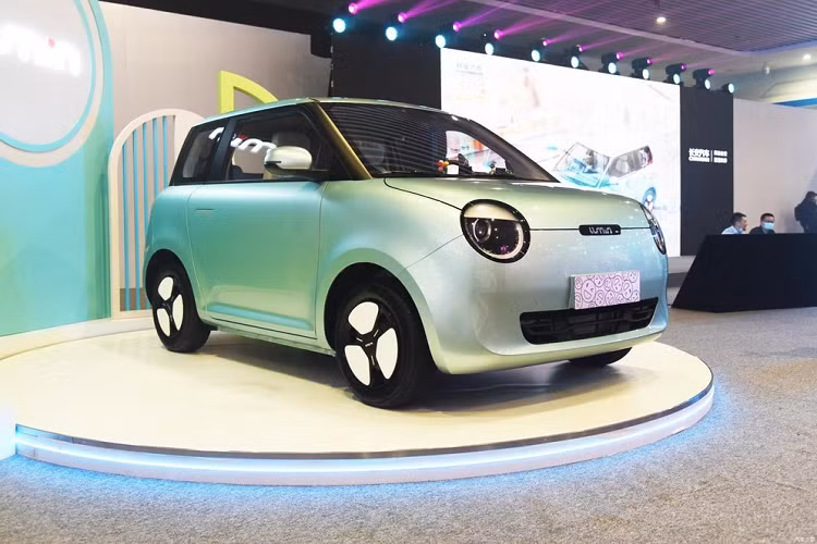 Hôm qua, ngày 22/4/2022, hãng Changan đã chính thức vén màn mẫu ôtô mới mang tên Lumin tại thị trường Trung Quốc. Changan Lumin 2022 mới được định vị trong phân khúc ôtô điện đô thị, cạnh tranh với những đối thủ như Wuling Hongguang Mini EV, Dongfeng FengGuang Mini EV hay Chery QQ Ice Cream. 