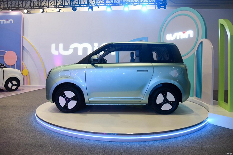 Được phát triển dựa trên cơ sở gầm bệ Changan EPA0, Lumin sở hữu kích thước khá nhỏ bé, bao gồm chiều dài 3.270 mm, chiều rộng 1.700 mm, chiều cao 1.545 mm và chiều dài cơ sở 1.980 mm. Như vậy, so với Wuling Hongguang Mini EV, tân binh này có kích thước lớn hơn đáng kể.