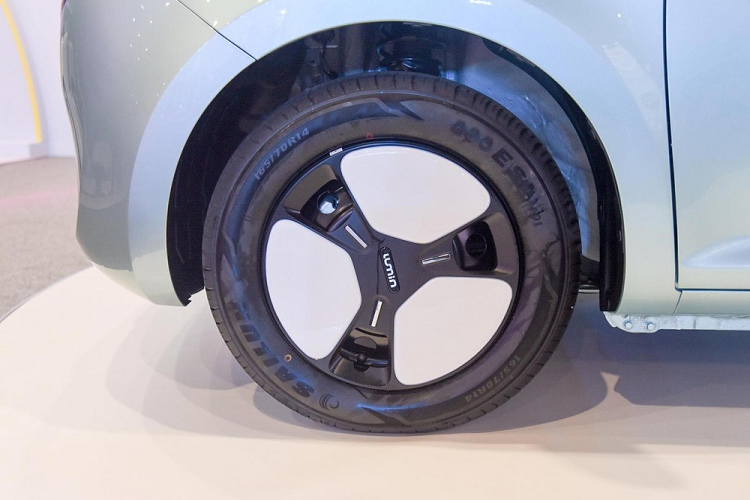 Tương tự đèn pha, đèn hậu của Changan Lumin cũng được thiết kế hình tròn. Nhìn chung, thiết kế của mẫu ô tô Trung Quốc này từ trước ra sau đều khá đơn giản, không có nhiều chi tiết để nói.