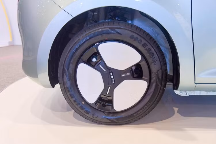 Tương tự đèn pha, đèn hậu của Changan Lumin cũng được thiết kế hình tròn. Nhìn chung, thiết kế của mẫu ô tô Trung Quốc này từ trước ra sau đều khá đơn giản, không có nhiều chi tiết để nói.