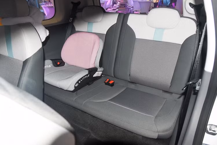 Phạm vi di chuyển của Wuling Hongguang Mini EV cũng thay đổi theo phiên bản, bao gồm 120 km, 170 km, 200 km và 300 km.