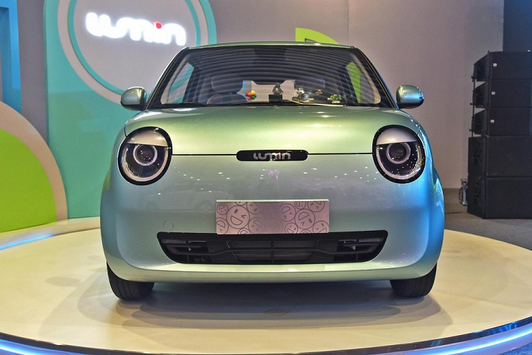 Ngoài ra, Changan Lumin còn không có lưới tản nhiệt mà chỉ đi kèm hốc gió trung tâm trên cản trước. Chi tiết này kết hợp với đèn pha khiến người ta liên tưởng đến khuôn mặt cười.