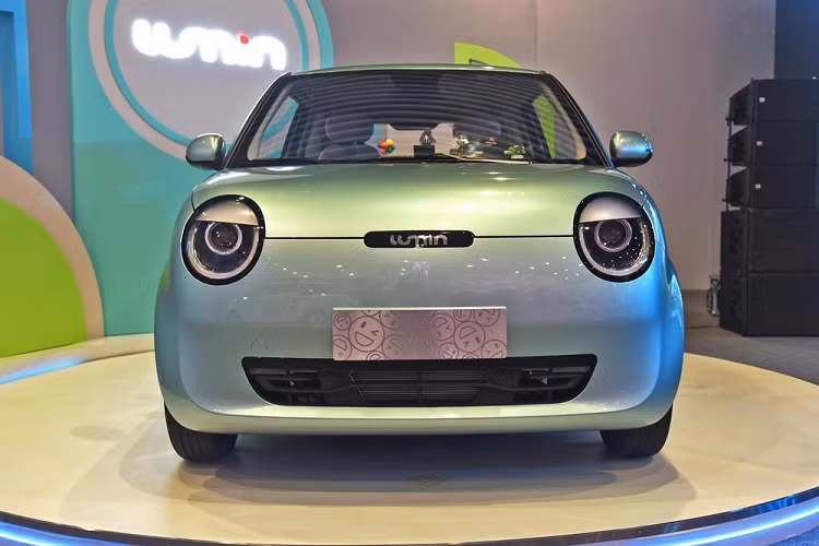 Ngoài ra, Changan Lumin còn không có lưới tản nhiệt mà chỉ đi kèm hốc gió trung tâm trên cản trước. Chi tiết này kết hợp với đèn pha khiến người ta liên tưởng đến khuôn mặt cười.