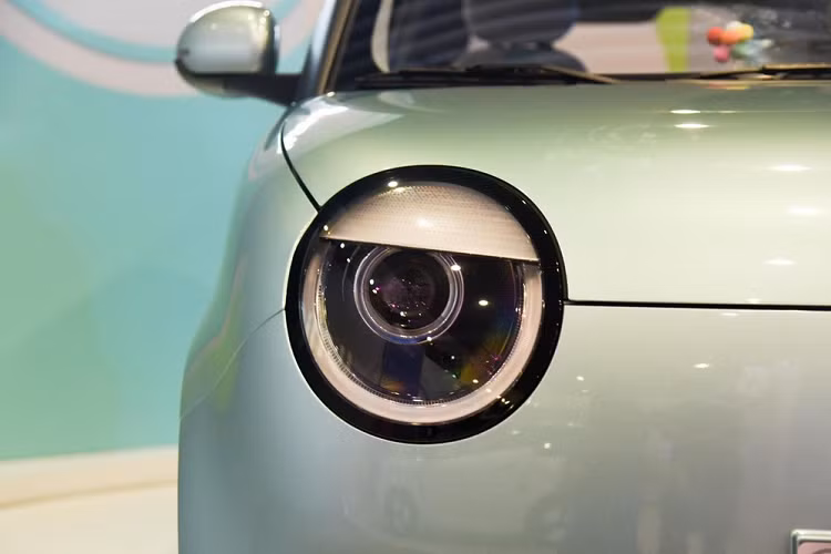 Bên ngoài, Changan Lumin được thiết kế theo phong cách tròn trịa và dễ thương. Mẫu ô tô điện này được trang bị đèn pha Halogen hình tròn trên đầu xe với dải đèn LED định vị ban ngày bao quanh. 