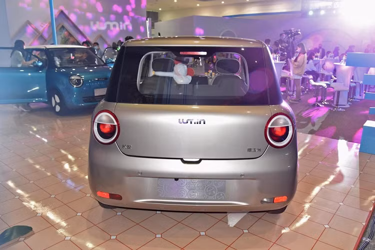 Bên dưới cửa gió điều hòa trung tâm là dãy nút bấm và núm xoay cơ học để chỉnh điều hòa khá dễ dùng. Nguồn cung cấp sức mạnh cho Changan Lumin là mô-tơ điện có công suất tối đa 30 kW (khoảng 40 mã lực).