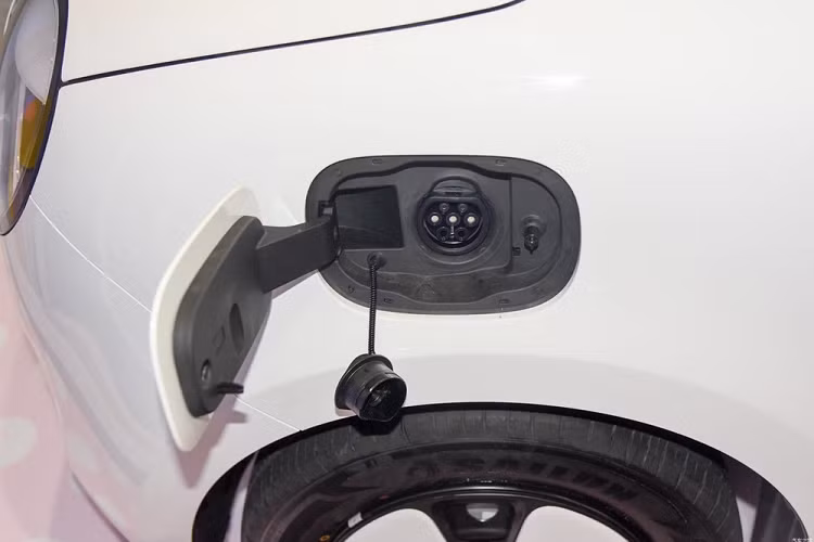 Bên trong Changan Lumin là không gian nội thất rộng rãi và nhiều trang bị hơn Wuling Hongguang Mini EV. Xe được trang bị nội thất 4 chỗ phối 2 màu, "tông xuyệt tông" với ngoại thất. Là xe bình dân nên Changan Lumin đương nhiên đi kèm nhiều chi tiết bằng nhựa cứng trông khá rẻ tiền. 