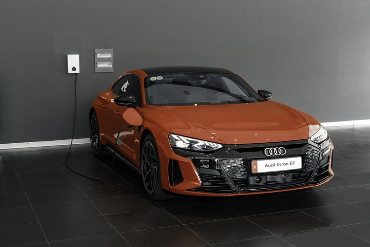 Cặp đôi Audi Q4 E-Tron và Q4 Sportback E-Tron 2022 được mệnh danh là SUV hạng sang "nhỏ nhưng có võ" với những trang bị ấn tượng và động cơ điện mạnh mẽ. 2 chiếc xe này được phát triển dựa trên cơ sở gầm bệ MEB mới của tập đoàn Volkswagen.