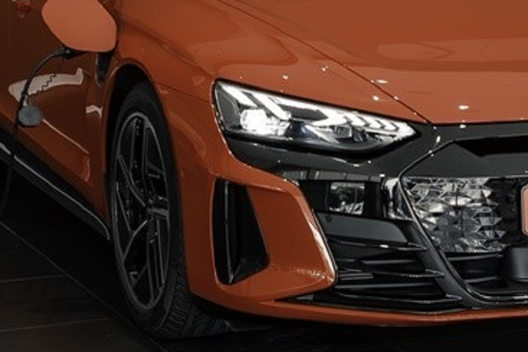 Hiện tại, Audi Việt Nam chỉ mới phân phối chính hãng xe điện e-tron GT với mức giá bán từ 5,2 tỷ đồng. Hãng chỉ có duy nhất một trạm sạc nhanh DC công suất 184 kW đặt tại chi nhánh Audi Tân Bình và trong thời gian tới sẽ khai trương thêm trạm sạc nhanh tại chi nhánh TP HCM.