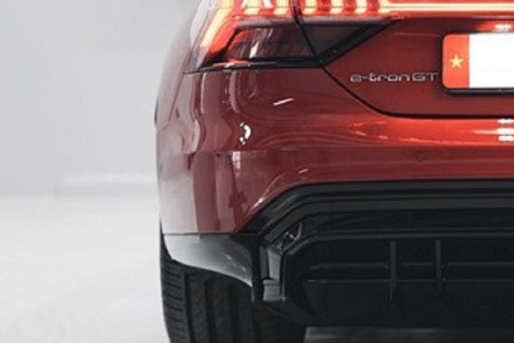 Chiếc xe điện Audi e-tron GT đang bán chính hãng tại Việt Nam sẽ cạnh tranh trực tiếp với Porsche Taycan đã được phân phối chính hãng từ lâu với nhiều phiên bản khác nhau có giá từ 4,76 tỷ đến 9,55 tỷ đồng. Audi đã trang bị cho dòng xe điện e-Tron GT khối động cơ bao gồm 2 mô-tơ điện nằm trên 2 trục, sản sinh ra công suất tối đa 469 mã lực và mô-men xoắn cực đại 630 Nm.