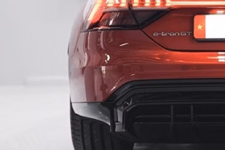 Chiếc xe điện Audi e-tron GT đang bán chính hãng tại Việt Nam sẽ cạnh tranh trực tiếp với Porsche Taycan đã được phân phối chính hãng từ lâu với nhiều phiên bản khác nhau có giá từ 4,76 tỷ đến 9,55 tỷ đồng. Audi đã trang bị cho dòng xe điện e-Tron GT khối động cơ bao gồm 2 mô-tơ điện nằm trên 2 trục, sản sinh ra công suất tối đa 469 mã lực và mô-men xoắn cực đại 630 Nm.