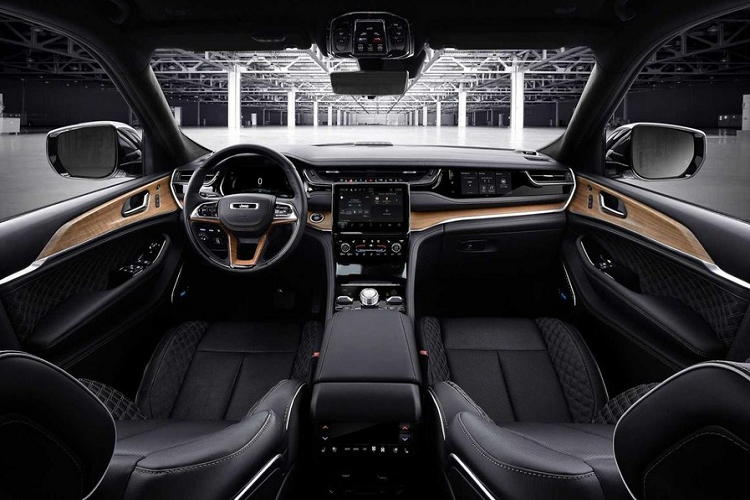 Mạnh hơn là 50 e-tron Quattro với 2 mô-tơ điện, mang đến hệ dẫn động 4 bánh toàn thời gian. Hai mô-tơ điện này tạo ra công suất tối đa 295 mã lực và mô-men xoắn cực đại 460 Nm, cho phép xe tăng tốc từ 0-96 km/h trong 6,2 giây. Hãng Audi ước tính Q4 40 e-tron có thể chạy được khoảng 520 km sau 1 lần sạc. Audi Q4 50 E-Tron Quattro 2022 có thể chạy được 488 km và con số tương ứng của Q4 50 Sportback E-Tron Quattro 2022 là 497 km.