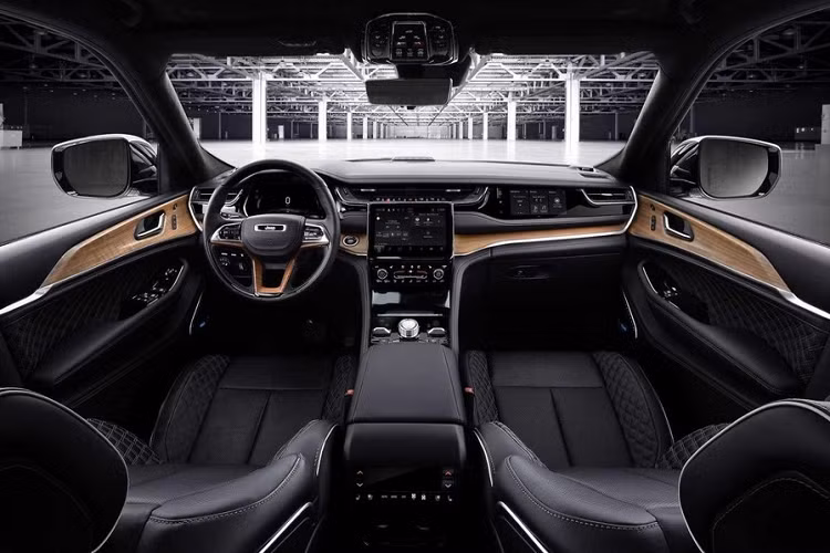 Mạnh hơn là 50 e-tron Quattro với 2 mô-tơ điện, mang đến hệ dẫn động 4 bánh toàn thời gian. Hai mô-tơ điện này tạo ra công suất tối đa 295 mã lực và mô-men xoắn cực đại 460 Nm, cho phép xe tăng tốc từ 0-96 km/h trong 6,2 giây. Hãng Audi ước tính Q4 40 e-tron có thể chạy được khoảng 520 km sau 1 lần sạc. Audi Q4 50 E-Tron Quattro 2022 có thể chạy được 488 km và con số tương ứng của Q4 50 Sportback E-Tron Quattro 2022 là 497 km.