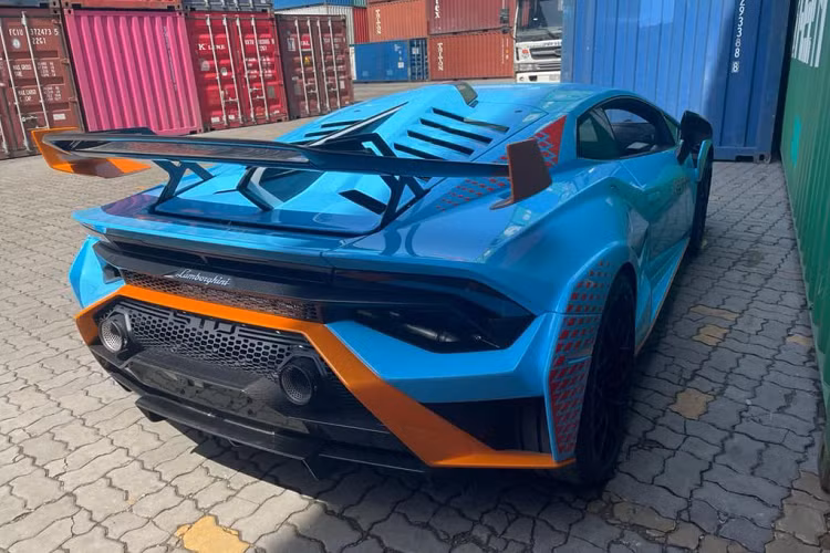 Ngoài ra, siêu xe Ý còn có vô lăng hoàn mới với 3 tính năng bao gồm STO dành cho lái xe trên đường, Trofeo tập trung vào việc cung cấp cho người lái tất cả hiệu suất cho thời gian vòng đua nhanh chóng và Pioggia sẽ giúp chủ nhân tối ưu hóa cho hệ thống kiểm soát lực kéo, mô-men xoắn và ABS khi di chuyển dưới trời mưa.