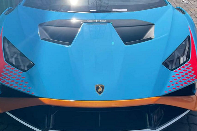 Đầu xe gây ấn tượng mạnh nhờ được làm nguyên khối và có các hốc gió hoàn toàn mới, trong khi đó nắp ca-pô, chắn bùn và các cản va của xe được sửa đổi theo mẫu Sesto Elemento. Trên nền sơn ngoại thất xanh dương nổi bật với các điểm nhấn màu cam Arancio Xanto ở cản trước, líp hông, bộ khuếch tán sau cùng các phần đầu cánh gió.