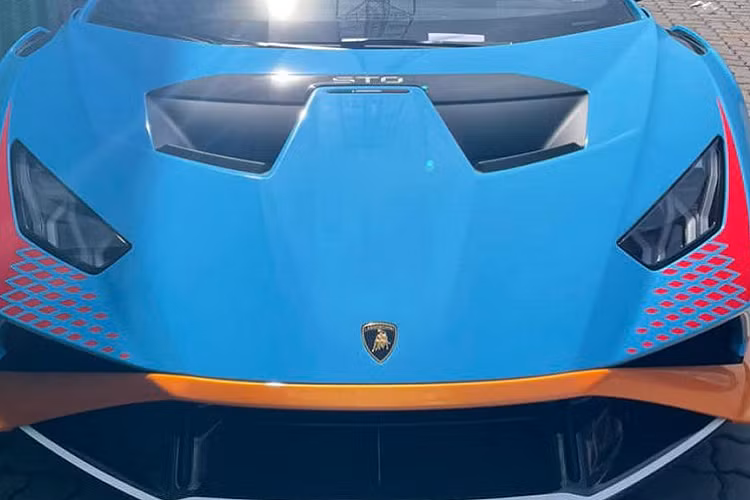 Đầu xe gây ấn tượng mạnh nhờ được làm nguyên khối và có các hốc gió hoàn toàn mới, trong khi đó nắp ca-pô, chắn bùn và các cản va của xe được sửa đổi theo mẫu Sesto Elemento. Trên nền sơn ngoại thất xanh dương nổi bật với các điểm nhấn màu cam Arancio Xanto ở cản trước, líp hông, bộ khuếch tán sau cùng các phần đầu cánh gió.