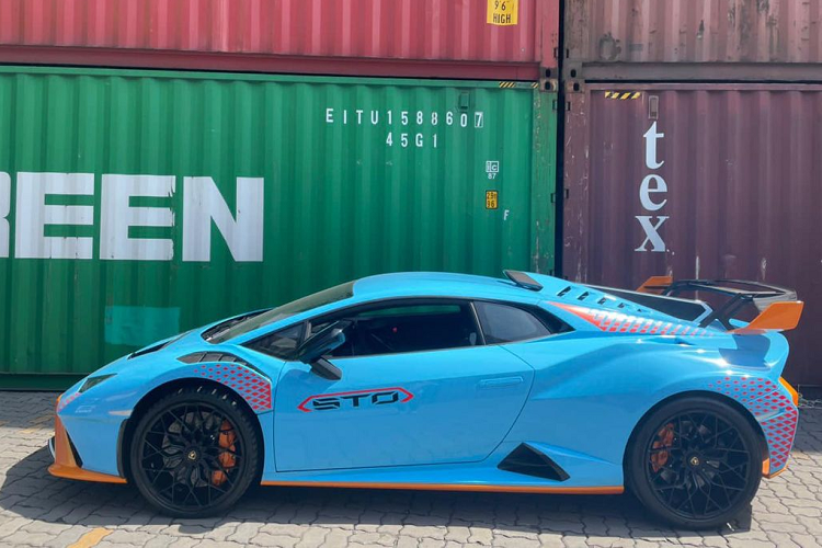 Đặc biệt, chiếc Lamborghini Huracan STO này còn được cung cấp gói trang trí “Sticker Pack” với các họa tiết hình kim cương màu đỏ ở đèn chiếu sáng trước, phần vè ốp bánh trước cũng như trên phần thân. Xe sở hữu bộ mâm đa chấu kích thước 20 inch, lốp Bridgestone Potenza và cùm phanh màu cam rất ăn nhập với diện mạo tổng thể.