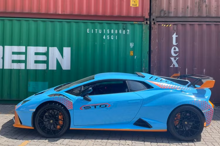 Đặc biệt, chiếc Lamborghini Huracan STO này còn được cung cấp gói trang trí “Sticker Pack” với các họa tiết hình kim cương màu đỏ ở đèn chiếu sáng trước, phần vè ốp bánh trước cũng như trên phần thân. Xe sở hữu bộ mâm đa chấu kích thước 20 inch, lốp Bridgestone Potenza và cùm phanh màu cam rất ăn nhập với diện mạo tổng thể.