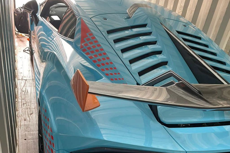 Huracan STO là phiên bản mạnh mẽ nhất hiện nay của dòng Huracan, ở Mỹ xe có giá từ 327.838 USD (khoảng 7,6 tỷ đông) nhưng về Đông Nam Á, cụ thể là Thái Lan, thì giá xe lên tới 23 tỷ VNĐ. Hiện chưa rõ giá xe Lamborghini Huracan STO này tại Việt Nam là bao nhiêu nhưng theo giới mê xe dự đoán khoảng hơn 30 tỷ đồng.