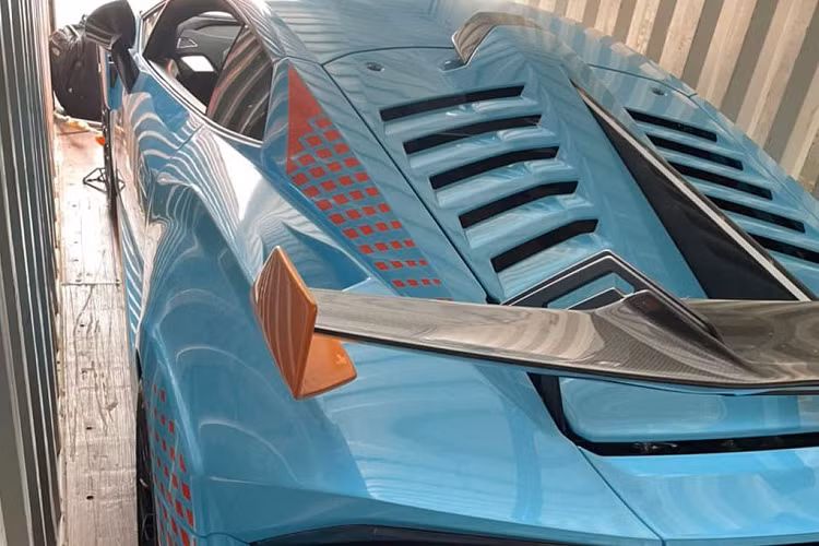 Huracan STO là phiên bản mạnh mẽ nhất hiện nay của dòng Huracan, ở Mỹ xe có giá từ 327.838 USD (khoảng 7,6 tỷ đông) nhưng về Đông Nam Á, cụ thể là Thái Lan, thì giá xe lên tới 23 tỷ VNĐ. Hiện chưa rõ giá xe Lamborghini Huracan STO này tại Việt Nam là bao nhiêu nhưng theo giới mê xe dự đoán khoảng hơn 30 tỷ đồng.