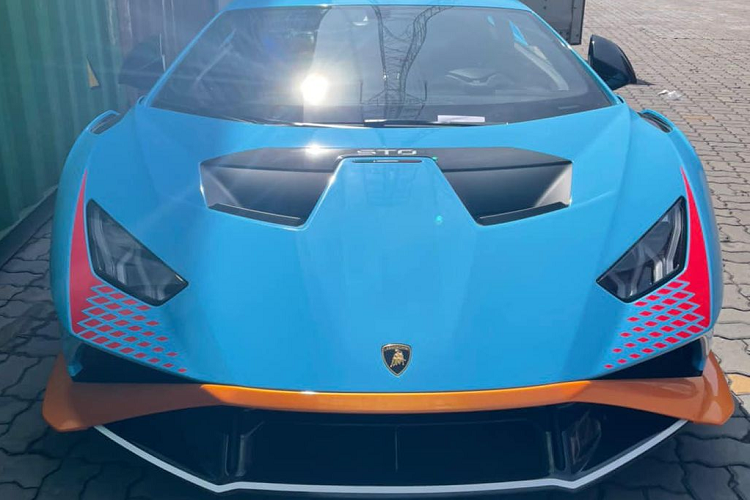 Lamborghini Huracan STO được tối ưu hóa hiệu suất cũng như khí động học cực cao, thêm vào đó là giảm trọng lượng nhằm mang đến cho người dùng cảm giác của một chiếc xe đua thực thụ. Thân xe được sử dụng đến 75% sợi carbon, giúp nó có trọng lượng khô chỉ 1.339kg, nhẹ hơn 43kg so với Huracan Performante.