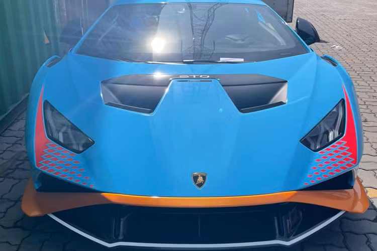 Lamborghini Huracan STO được tối ưu hóa hiệu suất cũng như khí động học cực cao, thêm vào đó là giảm trọng lượng nhằm mang đến cho người dùng cảm giác của một chiếc xe đua thực thụ. Thân xe được sử dụng đến 75% sợi carbon, giúp nó có trọng lượng khô chỉ 1.339kg, nhẹ hơn 43kg so với Huracan Performante.