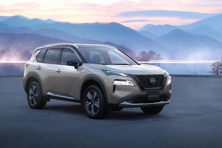 Các tính năng an toàn được trang bị trên Nissan X-Trail 2023 bao gồm: hệ thống Nissan Safety Assist, camera 360 độ, radar và sóng siêu âm để giám sát xung quanh. Ngoài ra xe còn được trang bị các tính năng hỗ trợ lái bán tự động của ProPILOT. Tại Nhật Bản, giá xe Nissan X-Trail 2023 từ 23.150 USD (khoảng 552 triệu VNĐ) với phiên bản tiêu chuẩn và 32.557 USD (khoảng 780 triệu VNĐ) cho phiên bản cao cấp nhất.