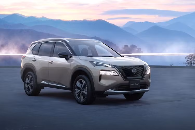 Các tính năng an toàn được trang bị trên Nissan X-Trail 2023 bao gồm: hệ thống Nissan Safety Assist, camera 360 độ, radar và sóng siêu âm để giám sát xung quanh. Ngoài ra xe còn được trang bị các tính năng hỗ trợ lái bán tự động của ProPILOT. Tại Nhật Bản, giá xe Nissan X-Trail 2023 từ 23.150 USD (khoảng 552 triệu VNĐ) với phiên bản tiêu chuẩn và 32.557 USD (khoảng 780 triệu VNĐ) cho phiên bản cao cấp nhất.