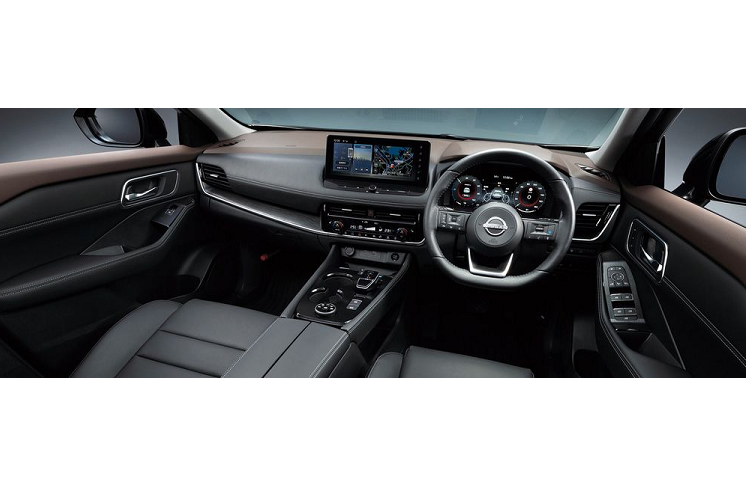 Nhờ vào hệ thống hybrid, mẫu SUV có mức tiêu hao nhiên liệu trung bình chỉ 5,07L/100 km với phiên bản 2WD và 5,43L/100 km với phiên bản 4WD. Đây là những con số rất ấn tượng trong phân khúc SUV hạng C. Nissan X-Trail 2023 sở hữu thiết kế mang nhiều cải tiến so với thế hệ tiền nhiệm. Nổi bật nhất là phần đầu xe với lưới tản nhiệt V-Motion cách điệu cùng hệ thống đèn pha tách biệt.