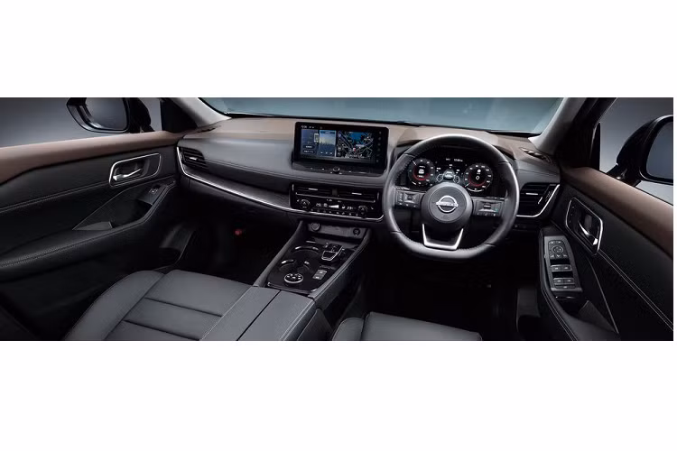 Nhờ vào hệ thống hybrid, mẫu SUV có mức tiêu hao nhiên liệu trung bình chỉ 5,07L/100 km với phiên bản 2WD và 5,43L/100 km với phiên bản 4WD. Đây là những con số rất ấn tượng trong phân khúc SUV hạng C. Nissan X-Trail 2023 sở hữu thiết kế mang nhiều cải tiến so với thế hệ tiền nhiệm. Nổi bật nhất là phần đầu xe với lưới tản nhiệt V-Motion cách điệu cùng hệ thống đèn pha tách biệt.