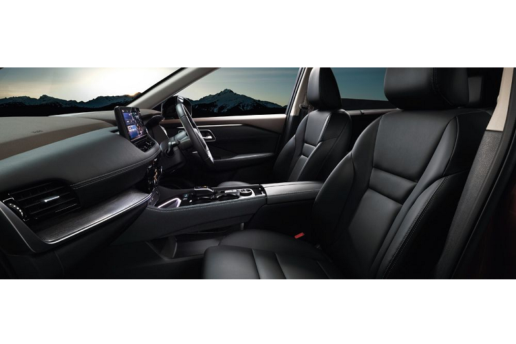 Phía bên hông, Nissan X-Trail 2023 sử dụng bộ mâm xe hợp kim 19 inch, thiết kế 5 chấu sơn 2 tông màu thể thao. Cụm đèn hậu LED thiết kế khỏe khoắn, mạnh mẽ là điểm nhấn ở phía sau xe. Tại Nhật Bản, chiếc SUV được cung cấp với 12 màu ngoại thất, bao gồm cả màu đỏ Cardinal đặc biệt và 5 tùy chọn ngoại thất hai tông màu. Các khách hàng muốn nâng cấp ngoại thất có thể lựa chọn bodykit X-Trail X hoặc Autech.