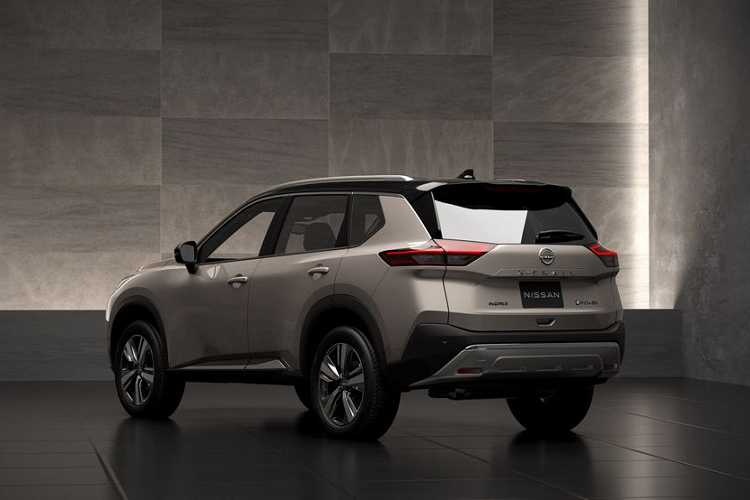 Nguyên nhân chính giúp mẫu xe SUV Nissan X-Trail 2023 nhận được nhiều sự quan tâm nằm ở khối động cơ e-Power tiết kiệm nhiên liệu. Xe có hai biến thể trang bị vận hành bao gồm phiên bản FWD (dẫn động cầu trước) và 4WD (dẫn động bốn bánh). Dù ở phiên bản nào, xe cũng sử dụng động cơ xăng 3 xi-lanh tăng áp, dung tích 1.5L, đóng vai trò làm máy phát điện, hoạt động với vòng tua máy thấp để mang đến sự yên tĩnh khi vận hành.