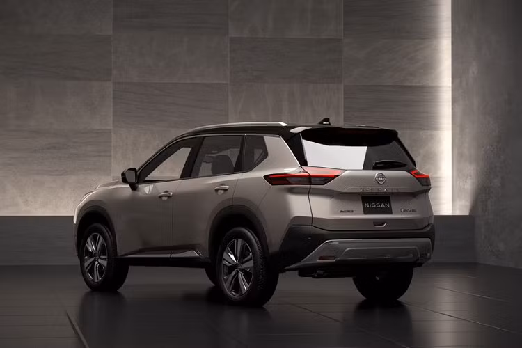 Nguyên nhân chính giúp mẫu xe SUV Nissan X-Trail 2023 nhận được nhiều sự quan tâm nằm ở khối động cơ e-Power tiết kiệm nhiên liệu. Xe có hai biến thể trang bị vận hành bao gồm phiên bản FWD (dẫn động cầu trước) và 4WD (dẫn động bốn bánh). Dù ở phiên bản nào, xe cũng sử dụng động cơ xăng 3 xi-lanh tăng áp, dung tích 1.5L, đóng vai trò làm máy phát điện, hoạt động với vòng tua máy thấp để mang đến sự yên tĩnh khi vận hành.