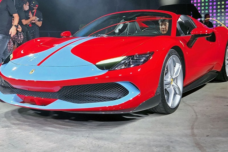 Mới đây, giới nhà giàu tại Asean đã được diện kiến siêu xe mui trần Ferrari 296 GTS ngoài đời thực, đây cũng là lần đầu phiên bản Ferrari 296 GTB mui trần ra mắt tại thị trường Đông Nam Á. Ferrari 296 GTS được giới thiệu tại trường đua quốc té Sepang, Malaysia, sau đó,các đại gia được lái thử để trải nghiệm chân thực nhất.