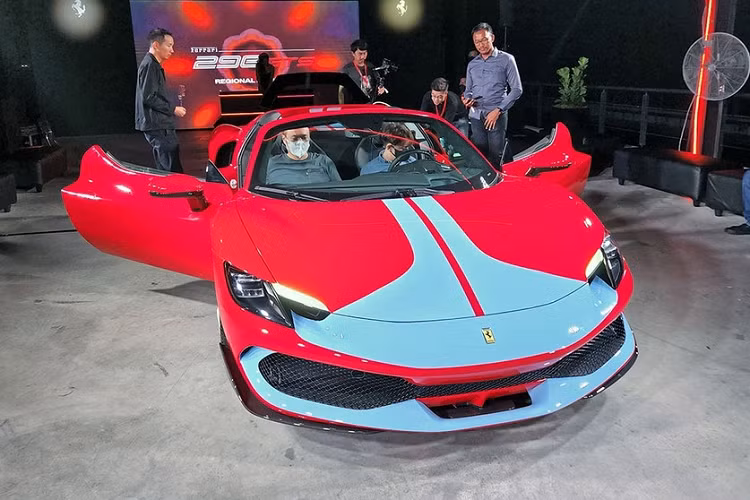 Hiện chưa rõ khi nào siêu xe Ferrari 296 GTB và 296 GTS được mang về Việt Nam để giới thiệu. Mức giá xe Ferrari 296 GTS tại thị trường Đông Nam Á từ 8,2 tỷ đồng, chưa bao gồm các loại thuế cụ thể của từng nước. Được biết, chiếc xe Ferrari 296 GTS được mang ra giới thiệu có ngoại thất sơn màu đỏ và thêm bộ tem tùy chọn của gói Assetto Fiorano.