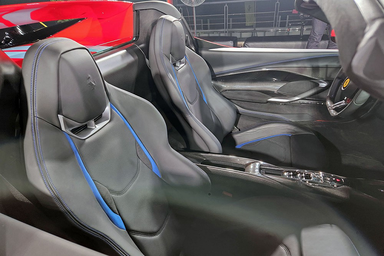 Phiên bản mui trần của Ferrari 296 GTB chỉ mất thời gian 14 giây để biến hình từ xe Coupe thành 1 chiếc xe mui trần chỉ thông qua 1 nút bấm trong khoang lái.