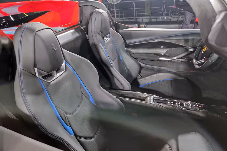 Phiên bản mui trần của Ferrari 296 GTB chỉ mất thời gian 14 giây để biến hình từ xe Coupe thành 1 chiếc xe mui trần chỉ thông qua 1 nút bấm trong khoang lái.