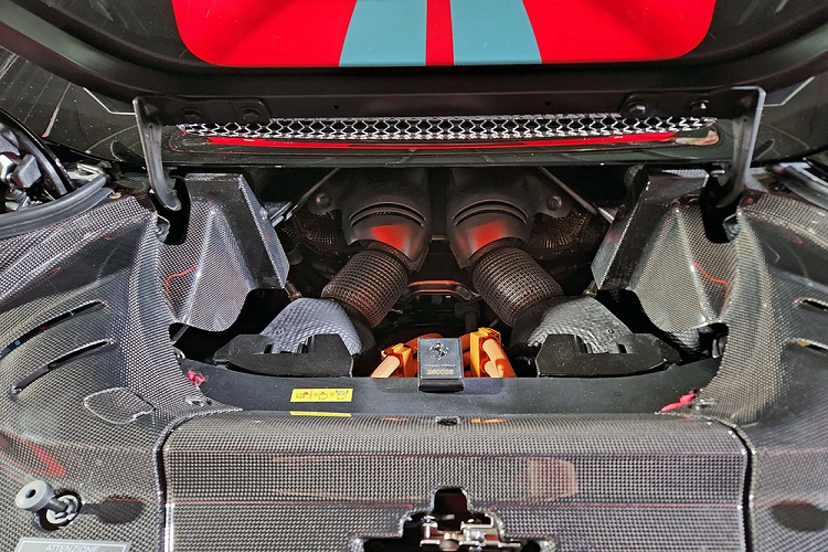 Chỉ với động cơ hoàn toàn bằng điện, siêu xe mui trần Ferrari 296 GTS có thể di chuyển với quãng đường 25 km, trong khi vận tốc tối đa là 135 km/h.