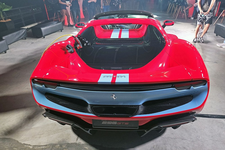 Về sức mạnh, siêu xe Ferrari 296 GTS được trang bị động cơ xăng V6, dung tích 2.9 lít, tăng áp, sản sinh công suất tối đa 654 mã lực và mô-men xoắn cực đại 425 Nm. Ngoài ra, động cơ điện được lắp đặt giữa động cơ đốt trong và hộp số 8 cấp giúp phiên bản mui trần của Ferrari 296 GTB có thêm công suất tối đa 164 mã lực và mô-men xoắn cực đại 315 Nm.