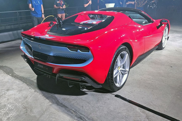 Thậm chí, chủ nhân còn có thể mở mui xe khi Ferrari 296 GTS đang di chuyển trên đường nhưng tốc độ được khuyến cáo dưới 50 km/h. Trọng lượng của xe cũng nặng hơn 70 kg so với Ferrari 296 GTB.