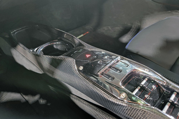 Kết hợp hệ truyền động plug-in hybrid, siêu xe Ferrari 296 GTS có tổng công suất là 818 mã lực cùng mô-men xoắn cực đại 740 Nm. Động cơ này cho phép siêu xe mui trần của Ferrari 296 GTB tăng tốc từ vị trí xuất phát lên 100 km/h chỉ trong thời gian 2,9 giây trước khi đạt vận tốc tối đa 330 km/h.