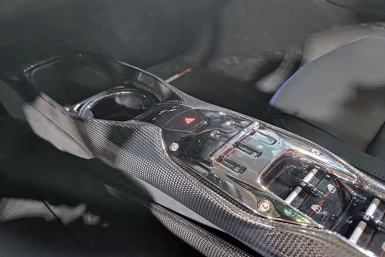 Kết hợp hệ truyền động plug-in hybrid, siêu xe Ferrari 296 GTS có tổng công suất là 818 mã lực cùng mô-men xoắn cực đại 740 Nm. Động cơ này cho phép siêu xe mui trần của Ferrari 296 GTB tăng tốc từ vị trí xuất phát lên 100 km/h chỉ trong thời gian 2,9 giây trước khi đạt vận tốc tối đa 330 km/h.