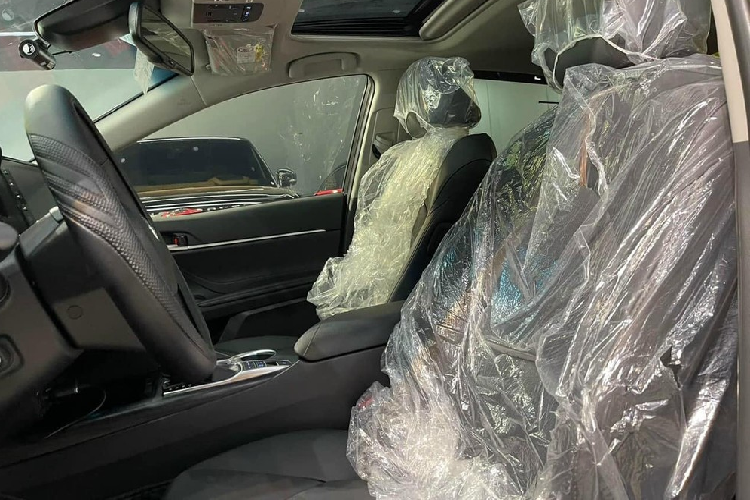 Trong quan niệm của người Việt Nam, biển số của chiếc Toyota Camry Hybrid 2022 này vừa dễ nhớ vừa mang ý nghĩa "lộc phát". Theo phong thủy, số 6 tượng trưng cho sự giàu sang, sinh lợi và suôn sẻ, mang đến tài lộc. Trong khi đó, số 8 tượng trưng cho sự thịnh vượng, phát đạt, giàu sang, sung túc. Do đó, dân chơi biển số rất thích 2 con số này và sẵn sàng chi nhiều tiền hơn để sở hữu.