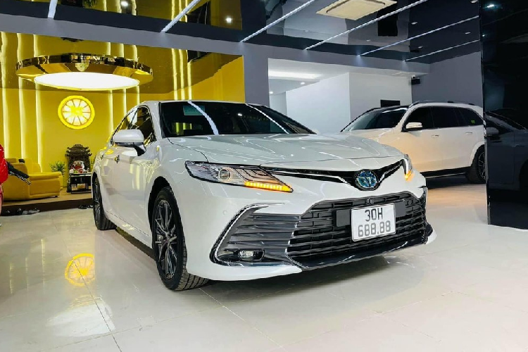 Chiếc Toyota Camry 2022 này thuộc bản 2.5HV cao cấp nhất. Giá niêm yết của Toyota Camry 2.5HV 2022 tại Việt Nam là 1,46 tỷ đồng. Như vậy, so với giá niêm yết, chiếc xe này sau khi đã hạ giá vẫn đắt hơn 1 tỷ đồng. Theo người rao bán, chiếc Toyota Camry Hybrid 2022 này vẫn còn mới 100%, chưa từng qua sử dụng. Thậm chí, nội thất của xe còn chưa bóc ni-lông.