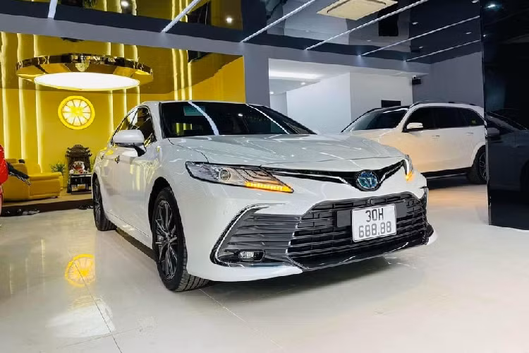 Chiếc Toyota Camry 2022 này thuộc bản 2.5HV cao cấp nhất. Giá niêm yết của Toyota Camry 2.5HV 2022 tại Việt Nam là 1,46 tỷ đồng. Như vậy, so với giá niêm yết, chiếc xe này sau khi đã hạ giá vẫn đắt hơn 1 tỷ đồng. Theo người rao bán, chiếc Toyota Camry Hybrid 2022 này vẫn còn mới 100%, chưa từng qua sử dụng. Thậm chí, nội thất của xe còn chưa bóc ni-lông.