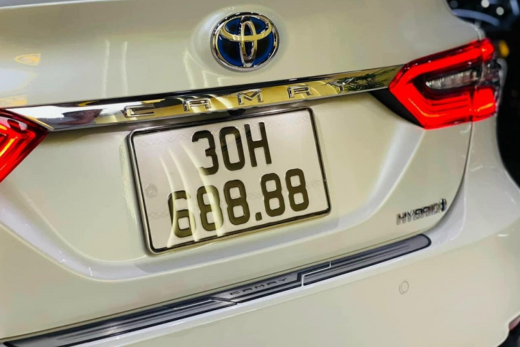 Ở phiên bản Hybrid, Toyota Camry 2022 vốn dùng động cơ tiết kiệm xăng hơn. Theo đó, xe được trang bị hệ truyền động hybrid, bao gồm máy xăng 4 xi-lanh, hút khí tự nhiên, dung tích 2.5L, cho công suất tối đa 178 mã lực và mô-men xoắn cực đại 221 Nm. Động cơ kết hợp với mô-tơ điện mạnh 120 mã lực/202 Nm, cụm pin Ni-MH nằm bên dưới ghế sau và hộp số tự động e-CVT. Theo công bố của nhà sản xuất, xe chỉ tiêu thụ lượng xăng trung bình 4,4 lít/100 km.