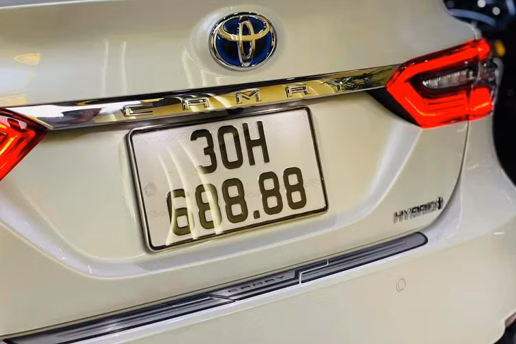 Ở phiên bản Hybrid, Toyota Camry 2022 vốn dùng động cơ tiết kiệm xăng hơn. Theo đó, xe được trang bị hệ truyền động hybrid, bao gồm máy xăng 4 xi-lanh, hút khí tự nhiên, dung tích 2.5L, cho công suất tối đa 178 mã lực và mô-men xoắn cực đại 221 Nm. Động cơ kết hợp với mô-tơ điện mạnh 120 mã lực/202 Nm, cụm pin Ni-MH nằm bên dưới ghế sau và hộp số tự động e-CVT. Theo công bố của nhà sản xuất, xe chỉ tiêu thụ lượng xăng trung bình 4,4 lít/100 km.