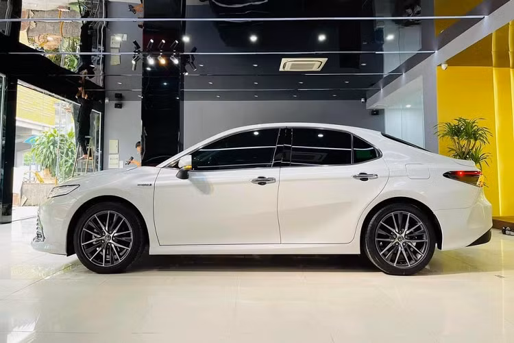 Ngoài điểm nhấn về động cơ, Toyota Camry Hybrid 2022 còn được trang bị khá tiện nghi và đầy đủ với ghế bọc da, ghế lái chỉnh điện 10 hướng/nhớ vị trí, ghế phụ lái chỉnh điện 8 hướng, cửa sổ trời, rèm che nắng chỉnh điện, điều hòa tự động độc lập 3 vùng, màn hình cảm ứng 9 inch đặt nổi, kết nối điện thoại thông minh, màn hình hiển thị thông tin kính lái và hệ thống âm thanh JBL 9 loa.