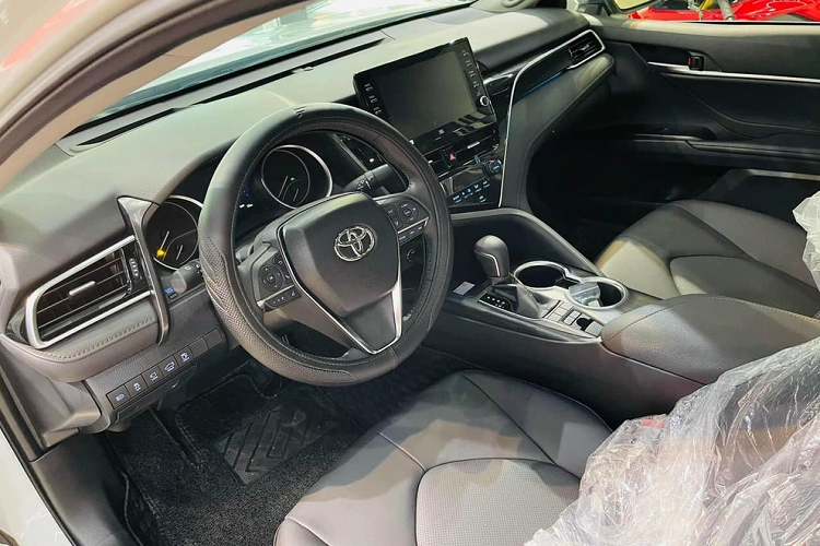 Thêm vào đó là gói công nghệ an toàn chủ động Toyota Safety Sense tiêu chuẩn, bao gồm những tính năng như cảnh báo tiền va chạm, cảnh báo lệch làn đường, hỗ trợ giữ làn đường, kiểm soát hành trình chủ động và đèn chiếu xa tự động. 